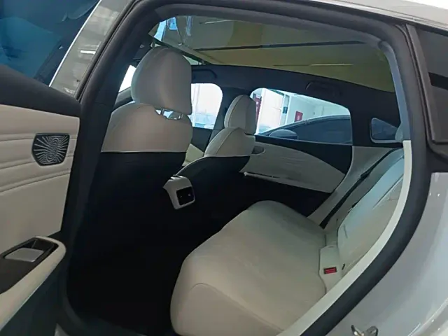 Geely Galaxy E8 — Фото автомобиля 16
