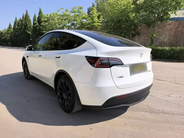 Tesla Model Y — Фото автомобиля 4