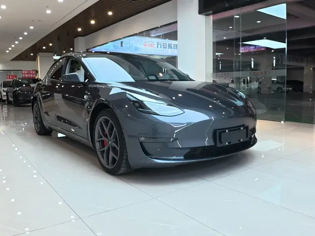 Tesla Model 3 — Фото автомобиля 4