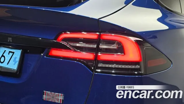 Tesla Model X — Фото автомобиля 8