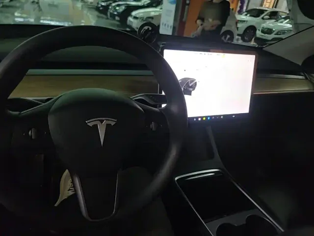 Tesla Model Y — Фото автомобиля 9