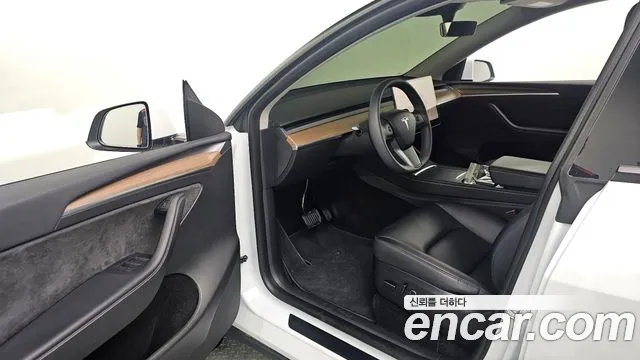 Tesla Model Y — Фото автомобиля 14
