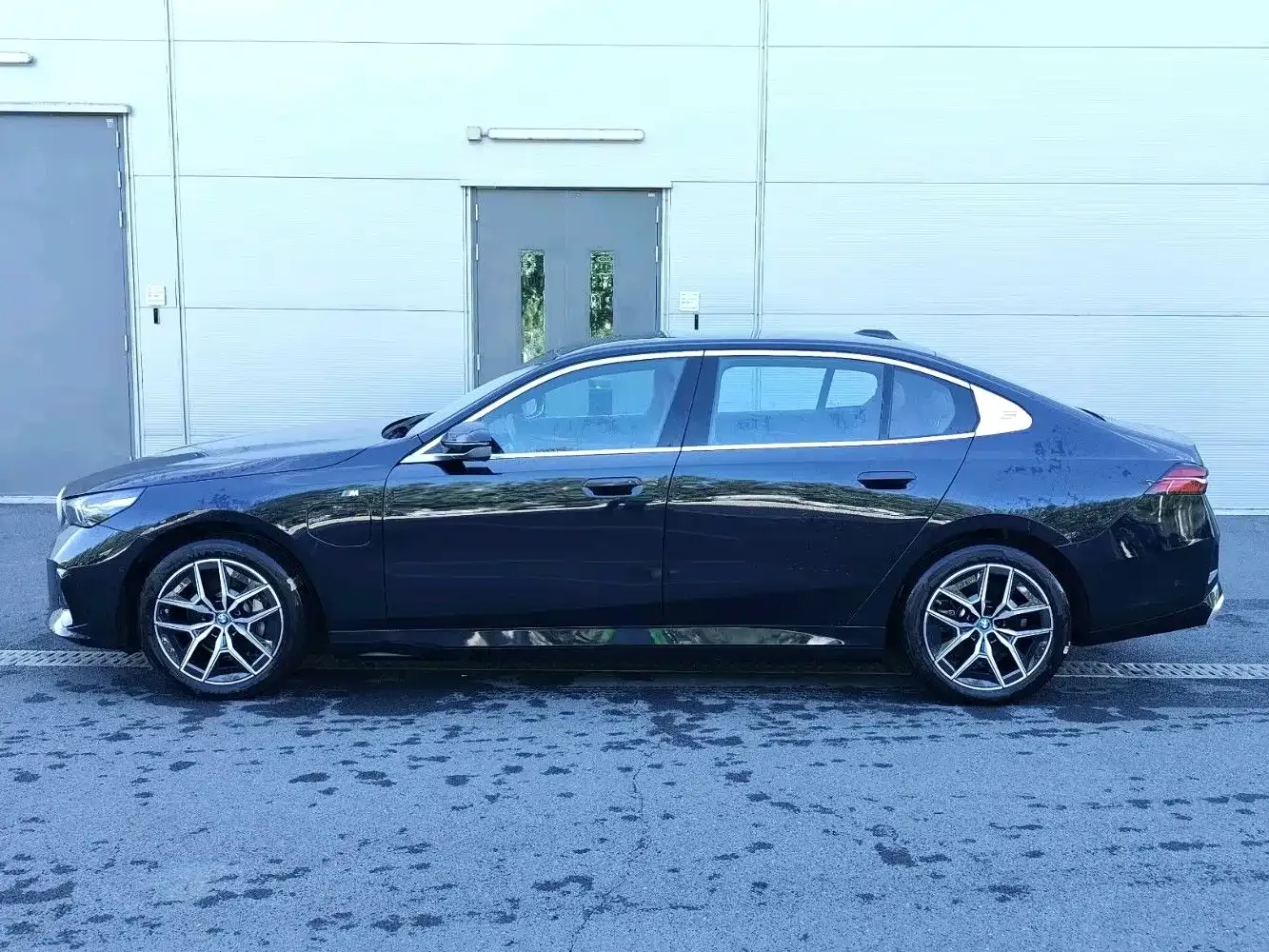 BMW BMW i5 2025 eDrive 35L M Sport Package — Фото автомобиля 4
