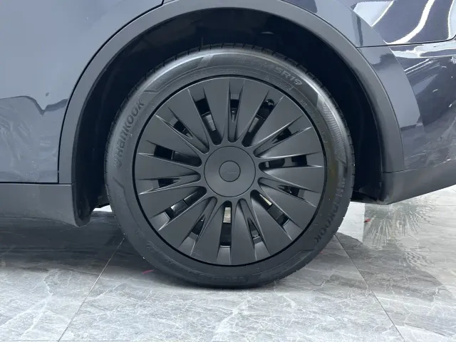 Tesla Model Y — Фото автомобиля 13