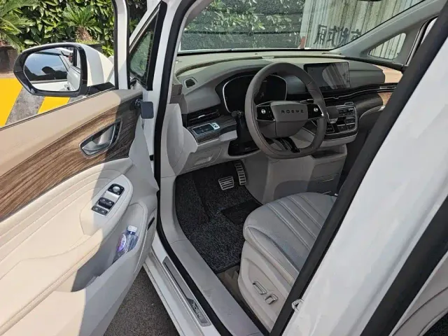 Roewe iMAX8 — Фото автомобиля 17