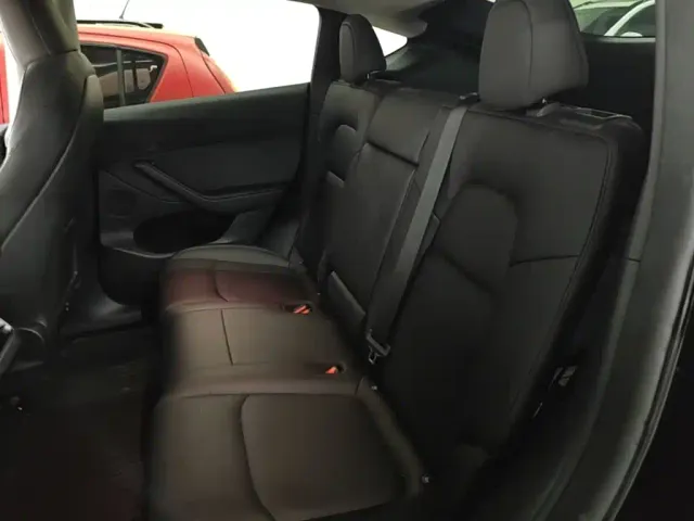 Tesla Model Y — Фото автомобиля 13