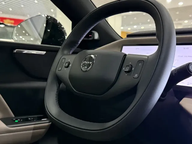 Volvo XC70 Plug-in Hybrid — Фото автомобиля 12