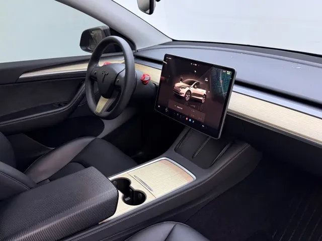 Tesla Model Y — Фото автомобиля 14