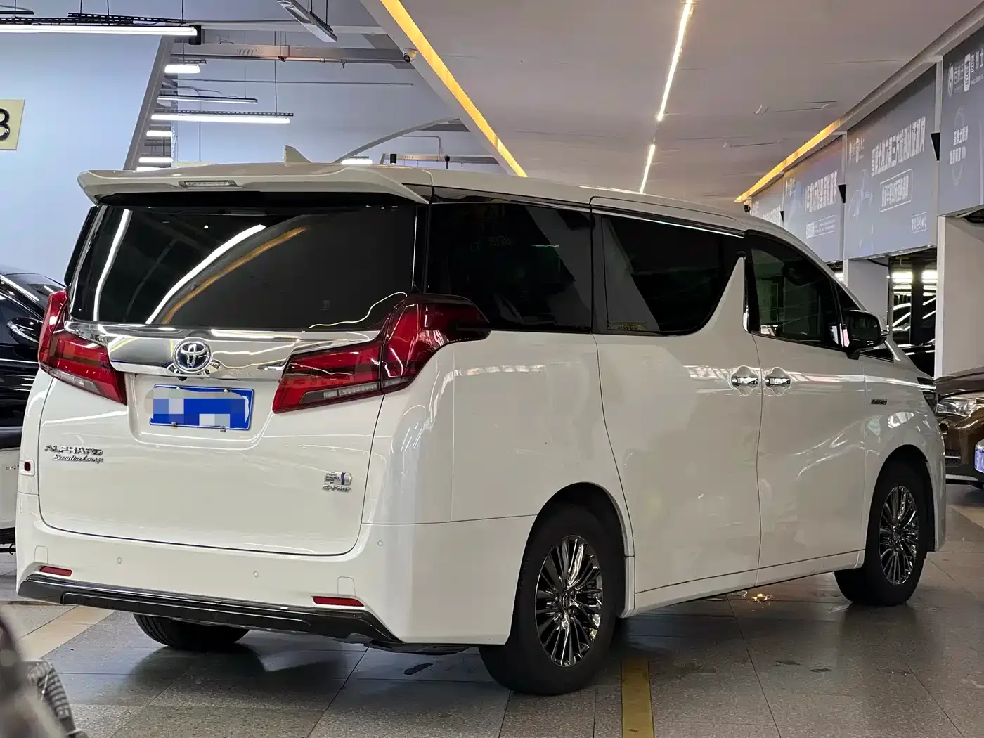 Toyota Alphard 2021 Hybrid 2.5L Premium — Фото автомобиля 5