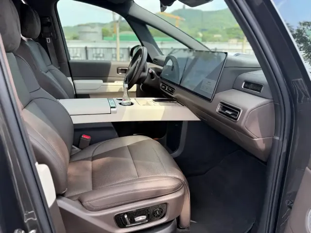 Li Auto MEGA — Фото автомобиля 14