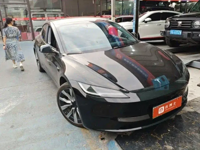 Tesla Model 3 — Фото автомобиля 2