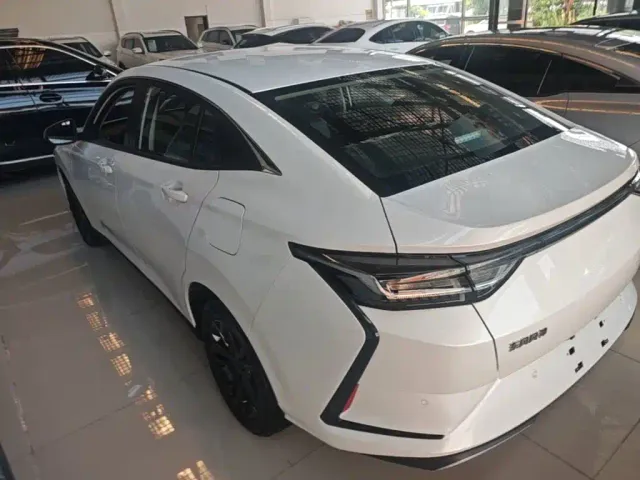 Dongfeng Yixuan — Фото автомобиля 4