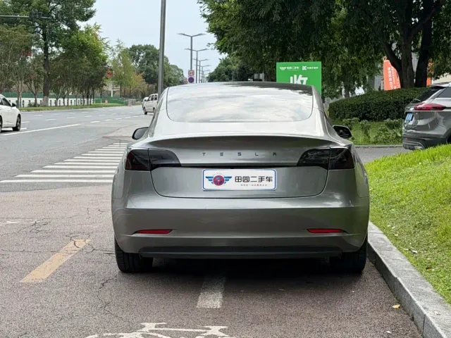 Tesla Model 3 — Фото автомобиля 5