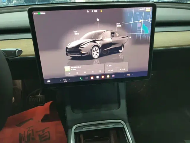 Tesla Model Y — Фото автомобиля 12