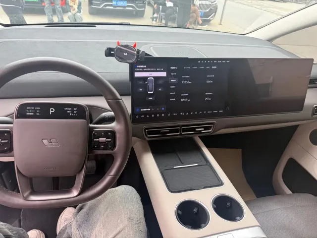 Li Auto MEGA — Фото автомобиля 8