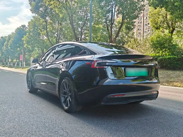 Tesla Model 3 — Фото автомобиля 9