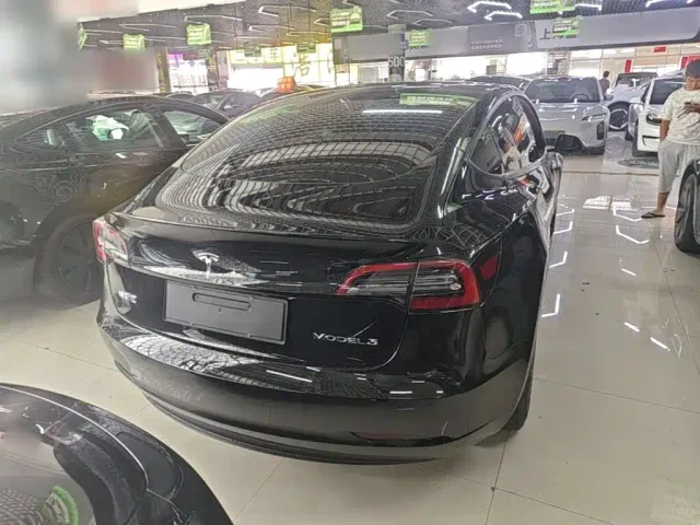 Tesla Model 3 — Фото автомобиля 5