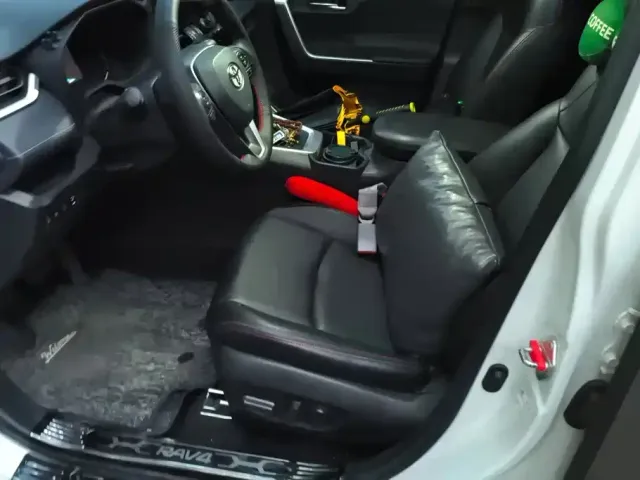 Toyota RAV4 — Фото автомобиля 9