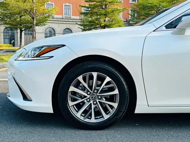Lexus ES — Фото автомобиля 10
