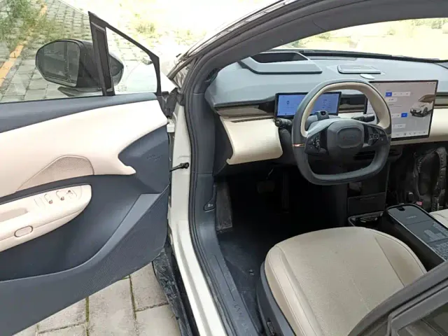 Lynk & Co Z20 — Фото автомобиля 11
