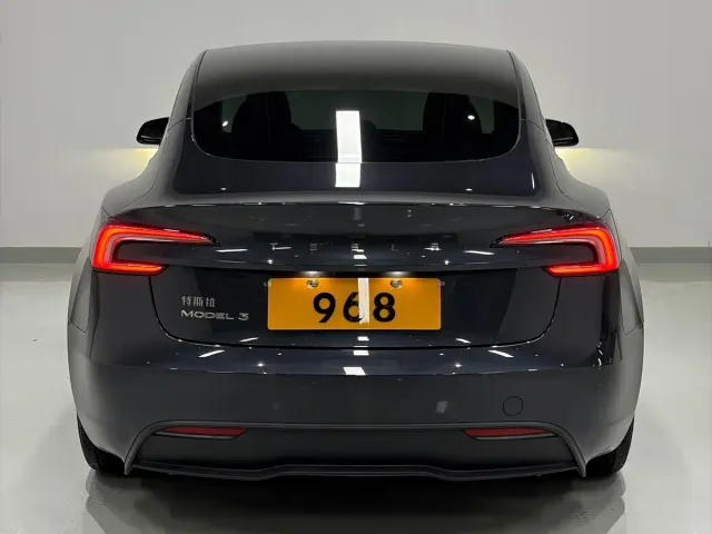 Tesla Model 3 — Фото автомобиля 5