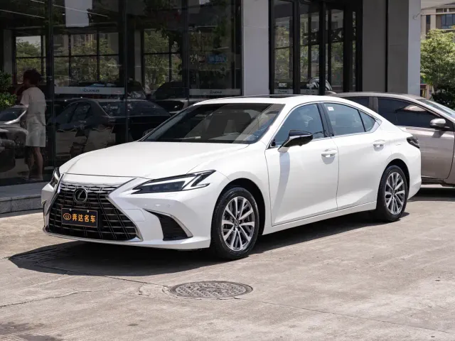 Фотография автомобиля — Lexus ES