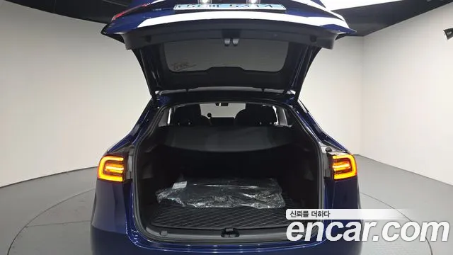Tesla Model Y — Фото автомобиля 26