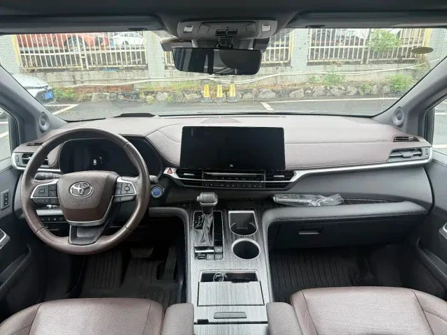 Toyota Sienna — Фото автомобиля 12