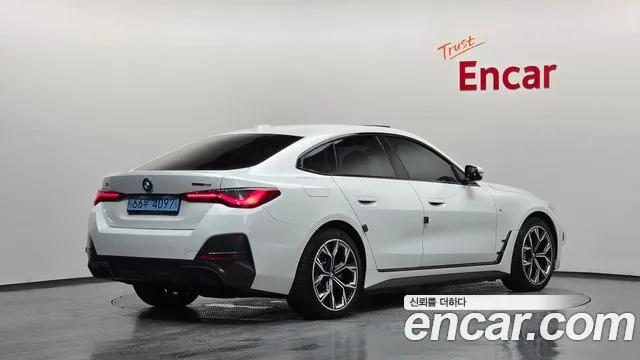 BMW i4 — Фото автомобиля 2