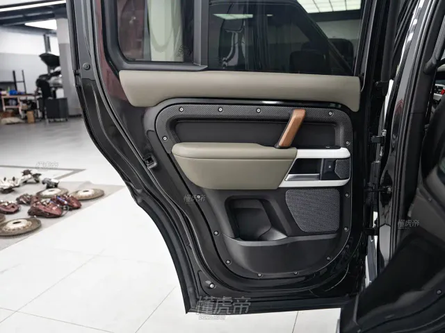 Land Rover Defender — Фото автомобиля 14