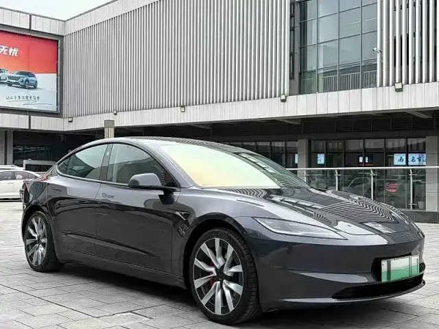 Tesla Model 3 — Фото автомобиля 3