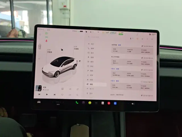 Tesla Model 3 — Фото автомобиля 12