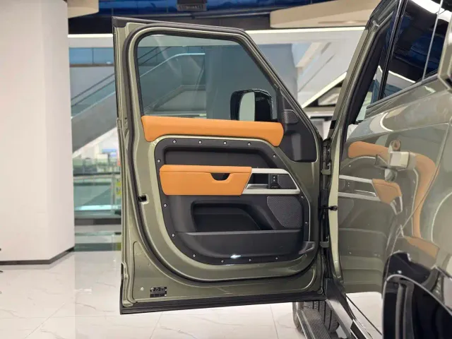 Land Rover Defender — Фото автомобиля 6