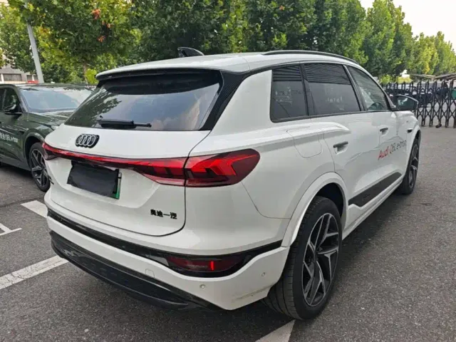 Audi Q6L e-tron — Фото автомобиля 6