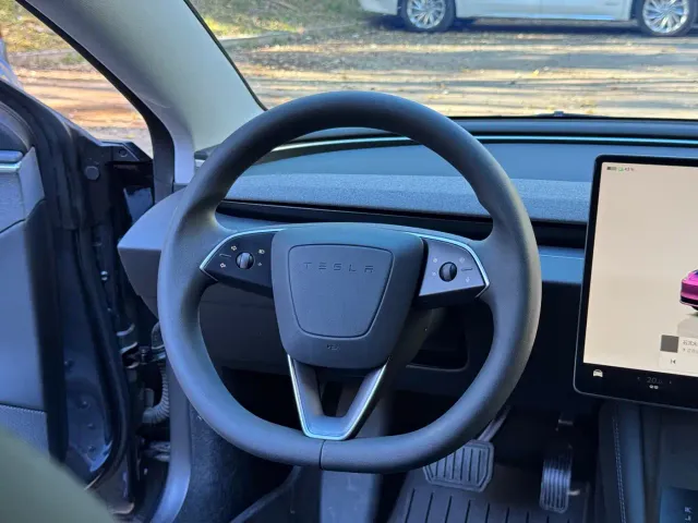 Tesla Model 3 — Фото автомобиля 16