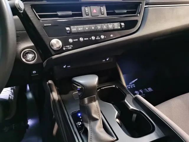 Lexus ES — Фото автомобиля 9