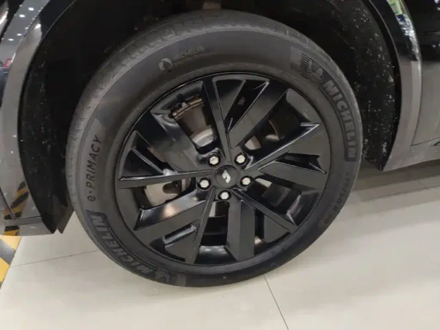 Li Auto L8 — Фото автомобиля 22