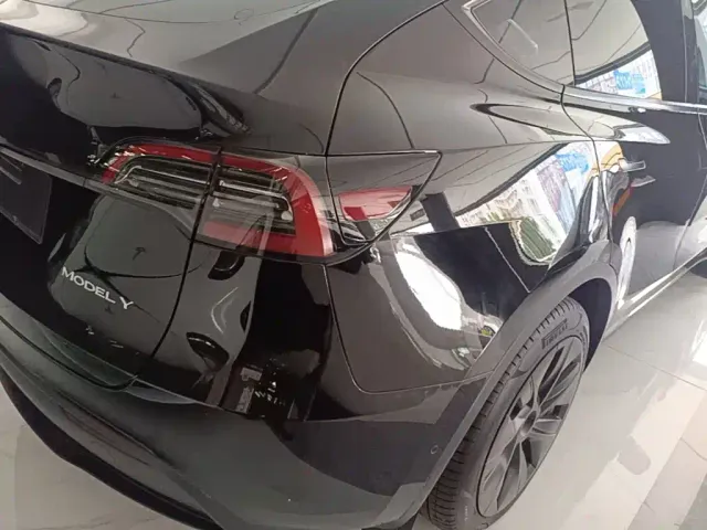 Tesla Model Y — Фото автомобиля 7