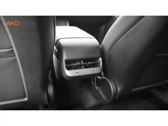 Tesla Model Y — Фото автомобиля 9