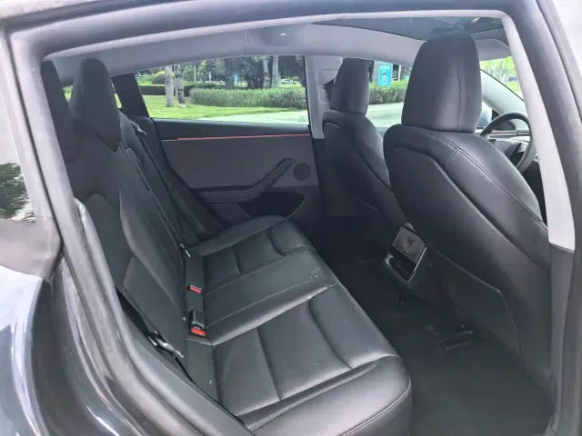 Tesla Model 3 — Фото автомобиля 12