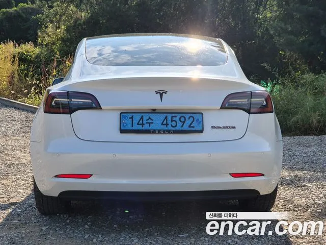 Tesla Model 3 — Фото автомобиля 4