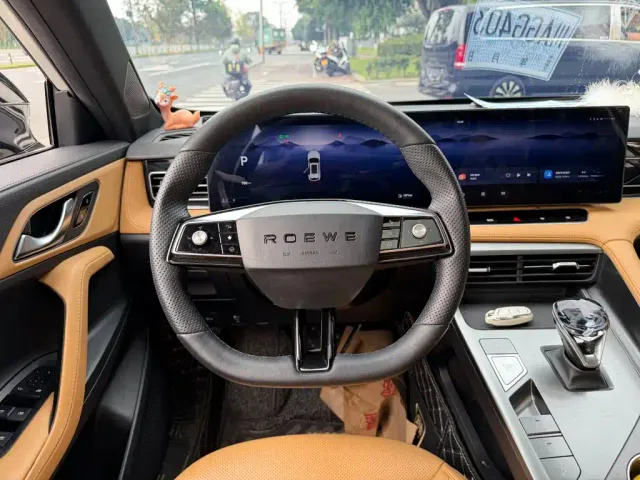 Roewe RX5 — Фото автомобиля 14