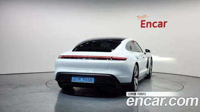 Porsche Taycan — Фото автомобиля 4