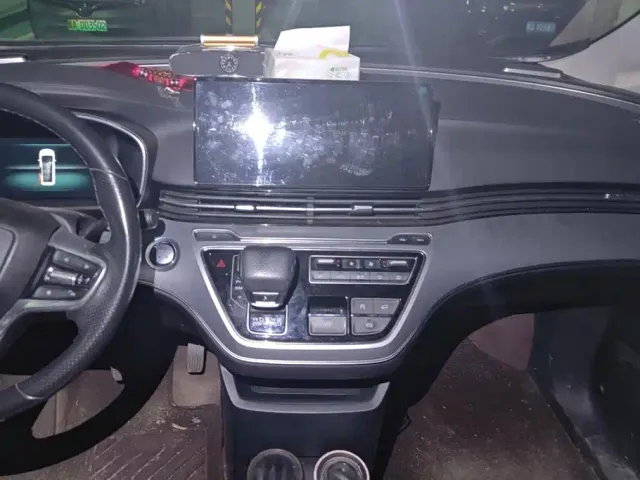 Roewe iMAX8 — Фото автомобиля 13