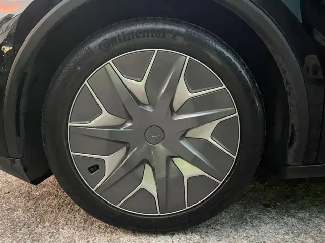 Tesla Model Y L — Фото автомобиля 8