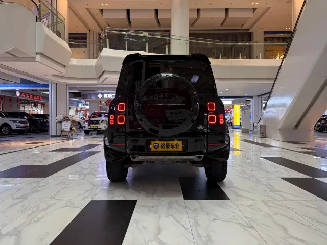 Land Rover Defender — Фото автомобиля 9