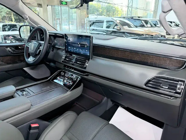 Lincoln Navigator — Фото автомобиля 15