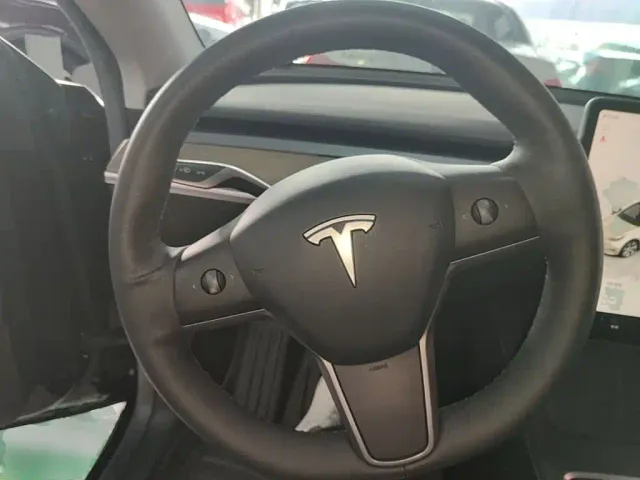 Tesla Model Y — Фото автомобиля 10