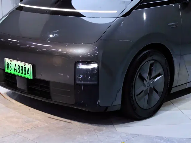 Li Auto MEGA — Фото автомобиля 9