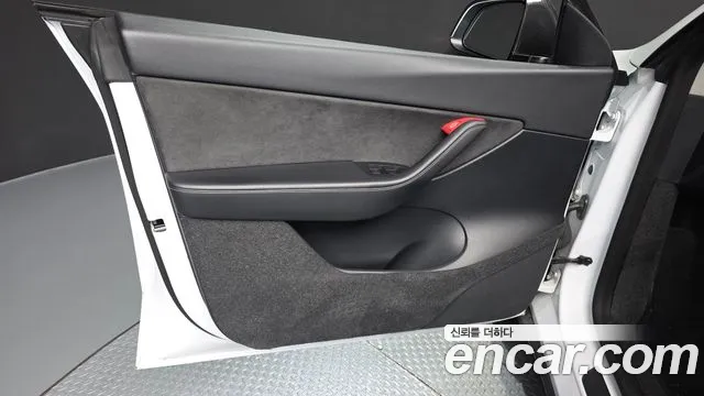 Tesla Model Y — Фото автомобиля 13